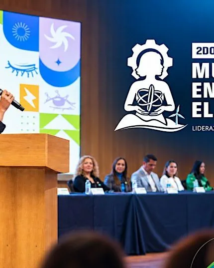 Mujeres Energizando el Futuro