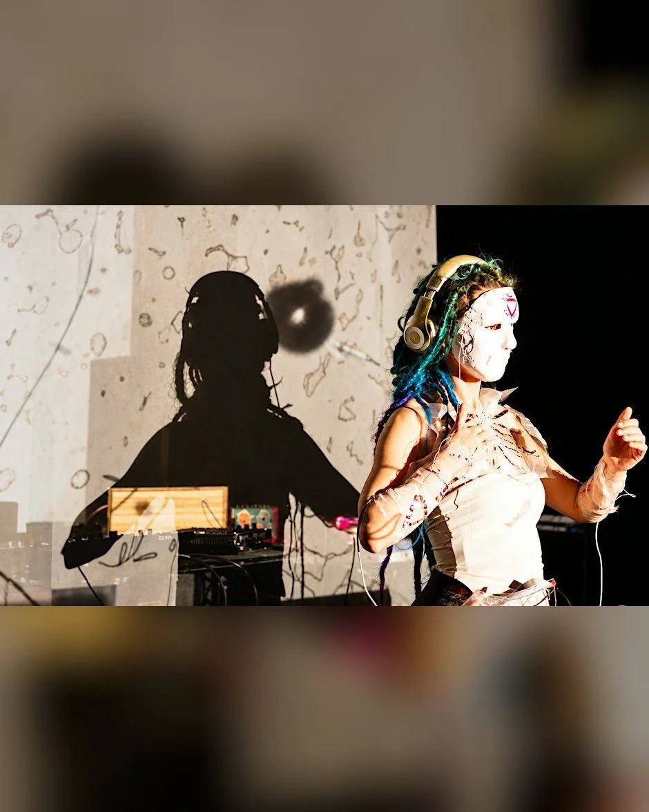 Reyes Oteo en concierto - Electrónica de interactivos "de Ida y Vuelta"